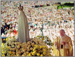 Esta foto fue tomada el 12 de mayo de 1991, muestra a Juan Pablo II celebrando una misa campal en la Capilla de la Aparición, frente a la estatua de la Virgen de Fátima. Miles de fieles acompañaron en la ceremonia (AFP)
